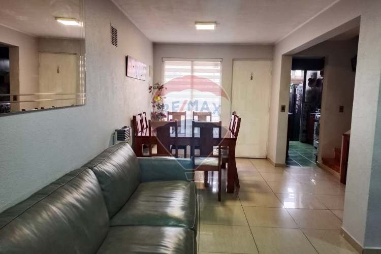 Casa 4 dormitorios, 3 baños + 3 estacionamiento.