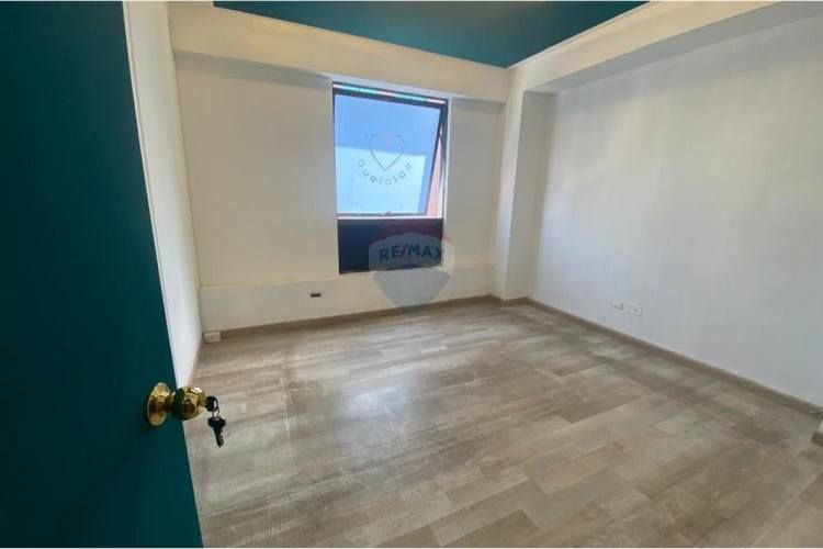 Venta oficina en providencia: torre oteiza