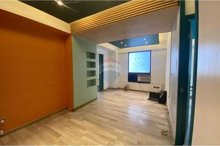 Venta oficina en providencia: torre oteiza