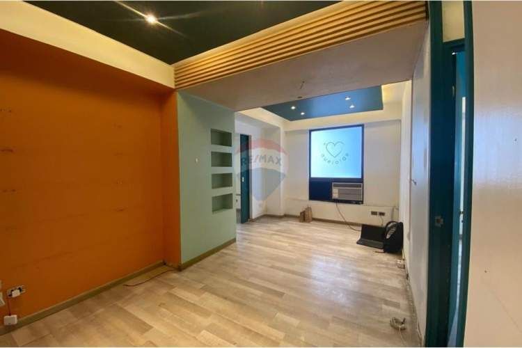 Venta oficina en providencia: torre oteiza