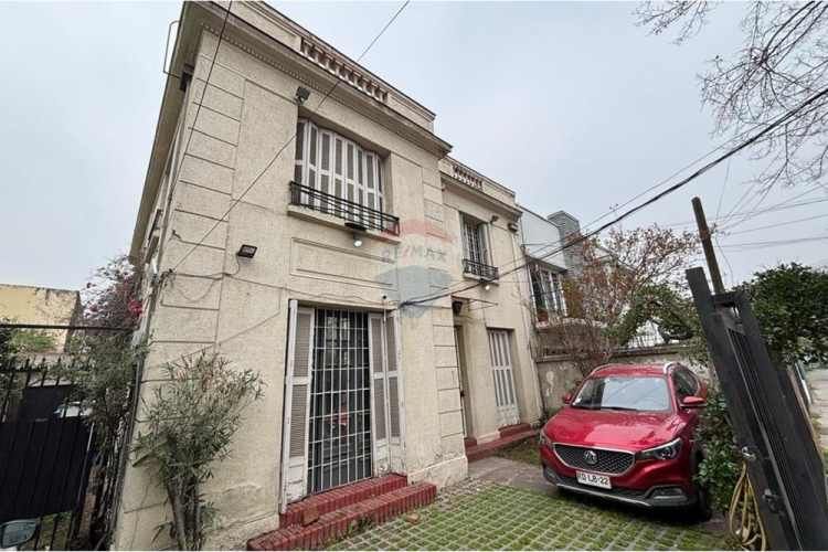 "amplia casa años 40 en ñuñoa, oportunidad única"