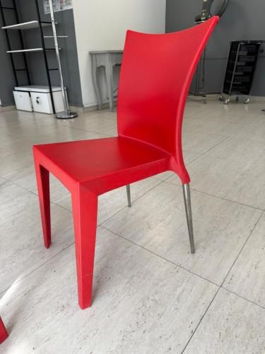 Sillas de plastico rojas