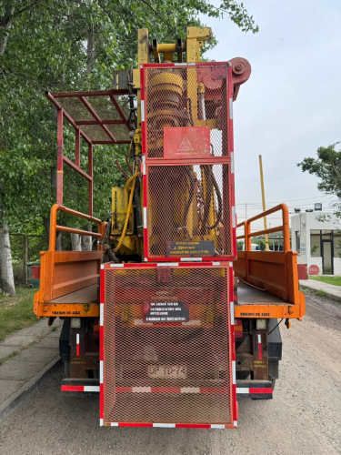 Camion con Perforadora de Pozos