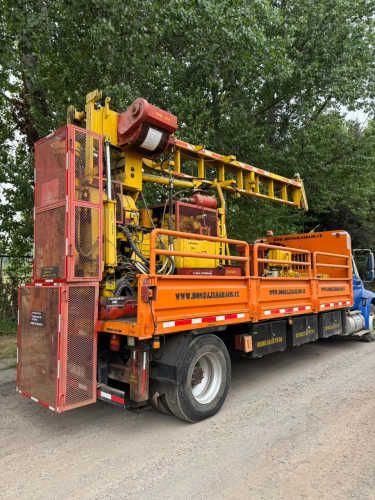 Camion con Perforadora de Pozos