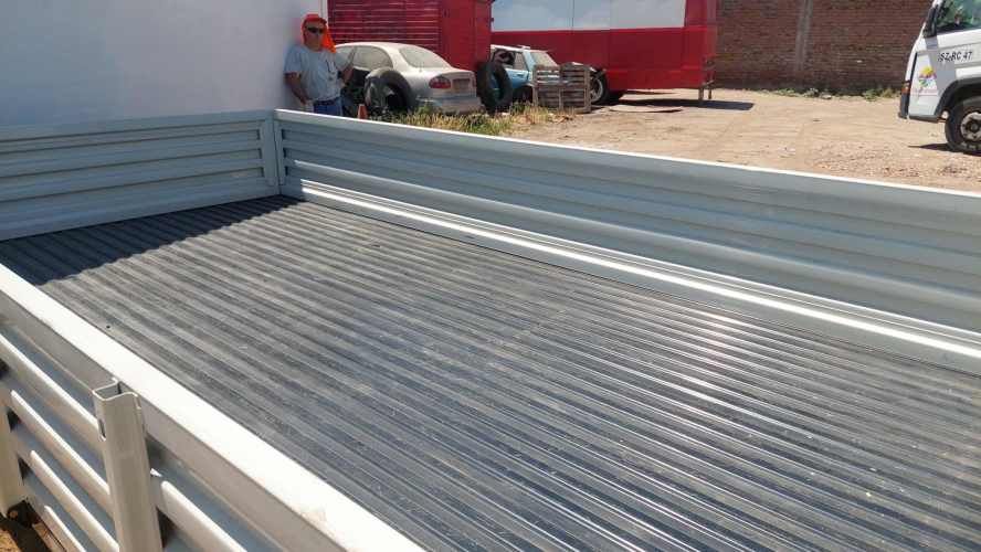 Carrocería Plana con Barandas 4.37 de largo y 2.20 de ancho