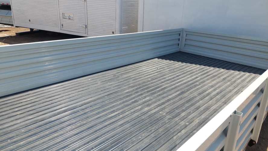 Carrocería Plana con Barandas 4.37 de largo y 2.20 de ancho