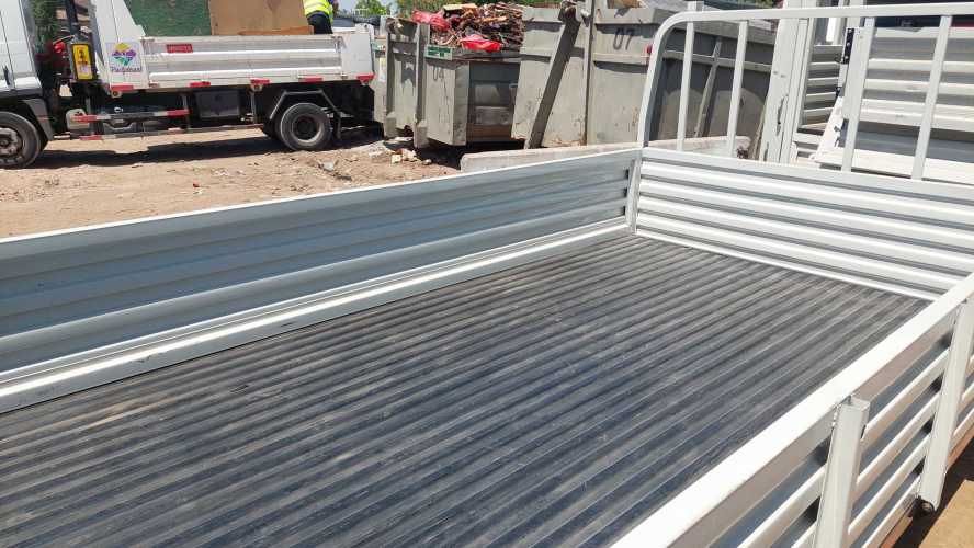 Carrocería Plana con Barandas 4.37 de largo y 2.20 de ancho