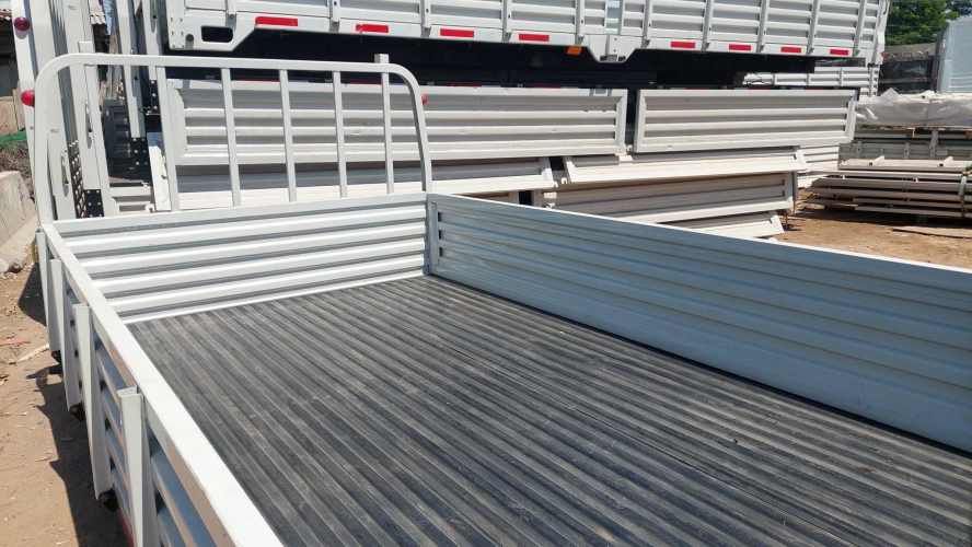 Carrocería Plana con Barandas 4.37 de largo y 2.20 de ancho