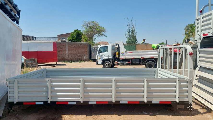 Carrocería Plana con Barandas 4.37 de largo y 2.20 de ancho