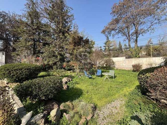 Casa con gran potencial, y amplios espacios,  Las Condes