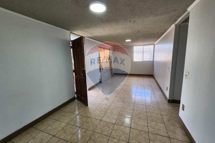 ¡casa ideal en la cisterna, amplio patio!