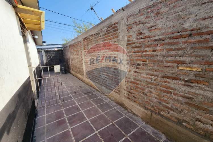 ¡casa ideal en la cisterna, amplio patio!