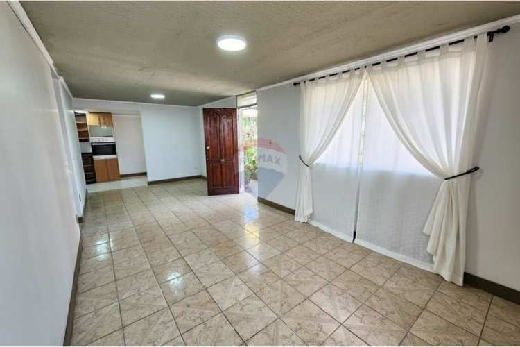 ¡casa ideal en la cisterna, amplio patio!