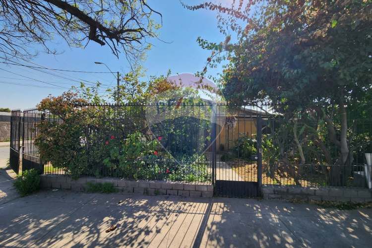 ¡casa ideal en la cisterna, amplio patio!