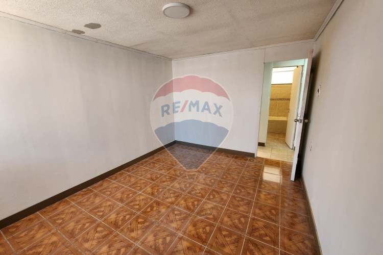 ¡casa ideal en la cisterna, amplio patio!