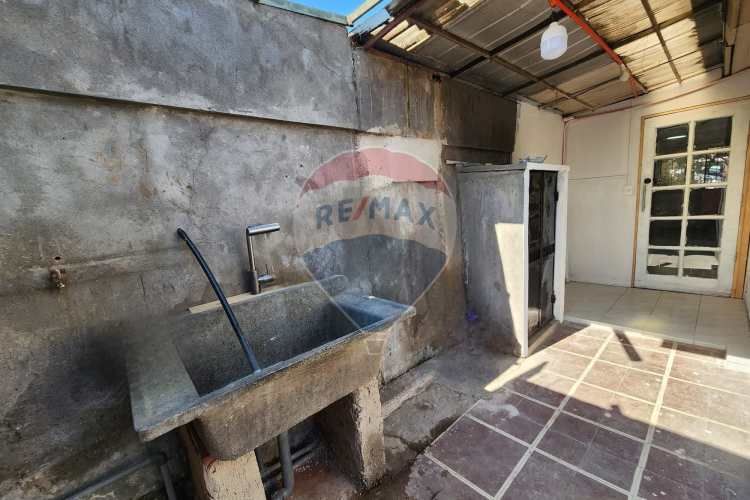 ¡casa ideal en la cisterna, amplio patio!