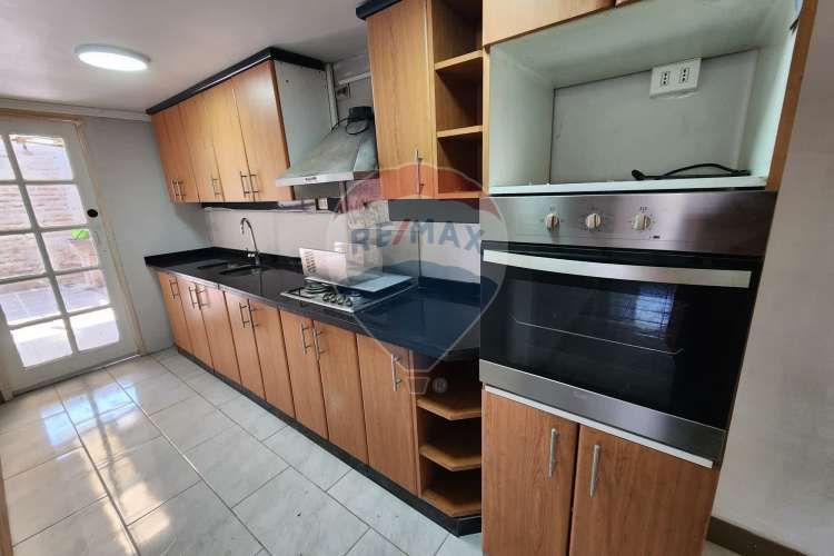 ¡casa ideal en la cisterna, amplio patio!