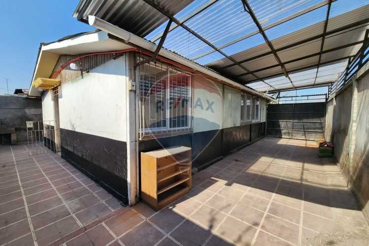 ¡casa ideal en la cisterna, amplio patio!