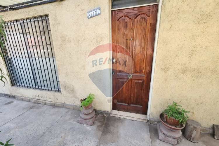 ¡casa ideal en la cisterna, amplio patio!