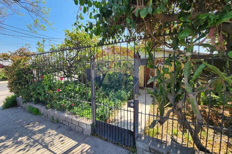 ¡casa ideal en la cisterna, amplio patio!