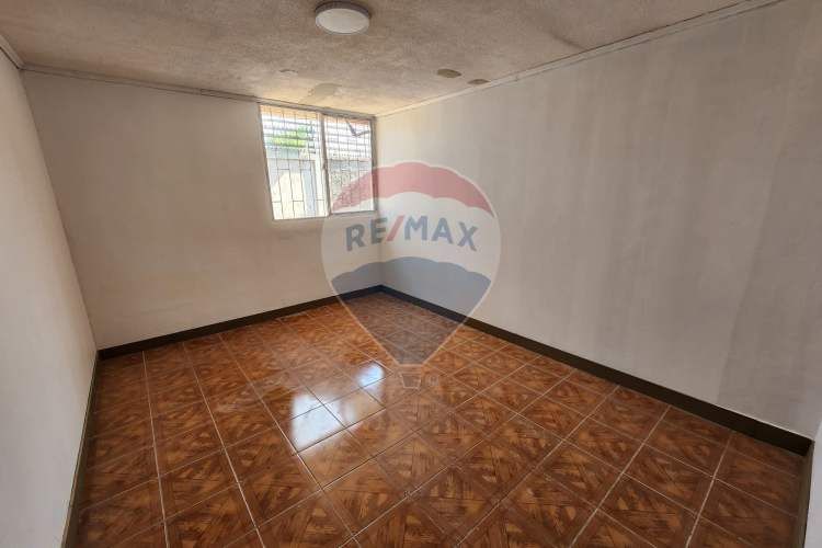 ¡casa ideal en la cisterna, amplio patio!