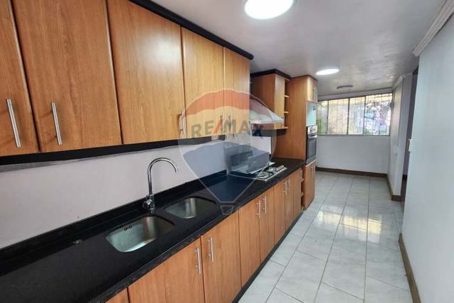 ¡casa ideal en la cisterna, amplio patio!