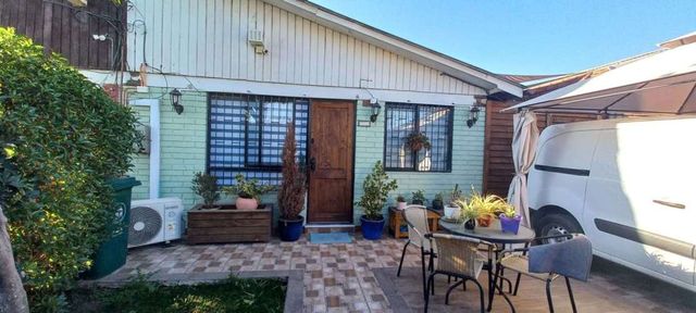 VENDO CASA habitacional,  con potencial para Local comercial.