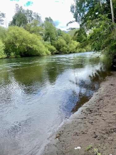 parcela con orilla de rio Trancura y vista a volcanes