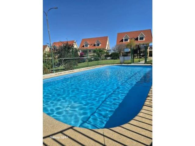 Quilpue, casa de 3 pisos en Condominio central