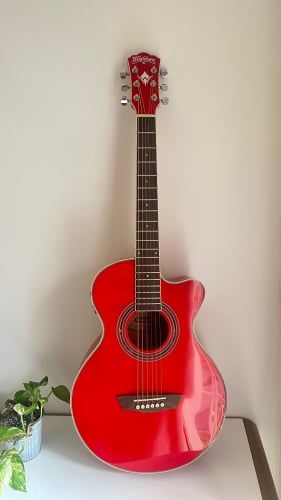 Guitarra electroacústica Washburn roja EA10R con cable