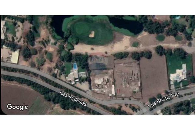 Las brisas  borde cancha frente a laguna precioso