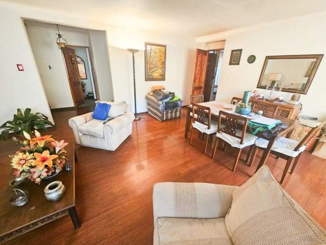 VENTA AMPLIA  CASA EN LA REINA