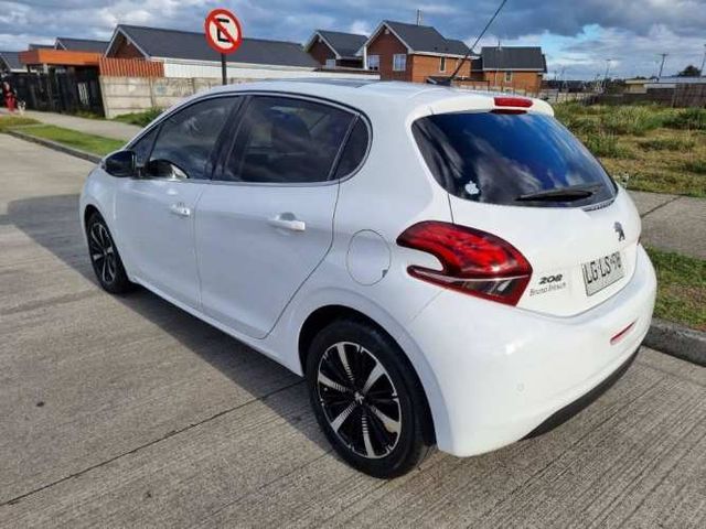 Peugeot 208 bluehdi 100 hp. 1.6 fabricado en Francia. Version allure. Año 2019. Mecánico caja 5 vel. Full. Equipo.