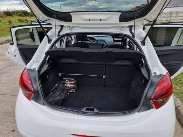 Peugeot 208 bluehdi 100 hp. 1.6 fabricado en Francia. Version allure. Año 2019. Mecánico caja 5 vel. Full. Equipo.