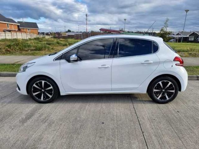 Peugeot 208 bluehdi 100 hp. 1.6 fabricado en Francia. Version allure. Año 2019. Mecánico caja 5 vel. Full. Equipo.
