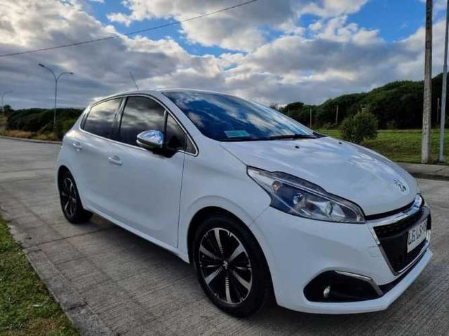 Peugeot 208 bluehdi 100 hp. 1.6 fabricado en Francia. Version allure. Año 2019. Mecánico caja 5 vel. Full. Equipo.