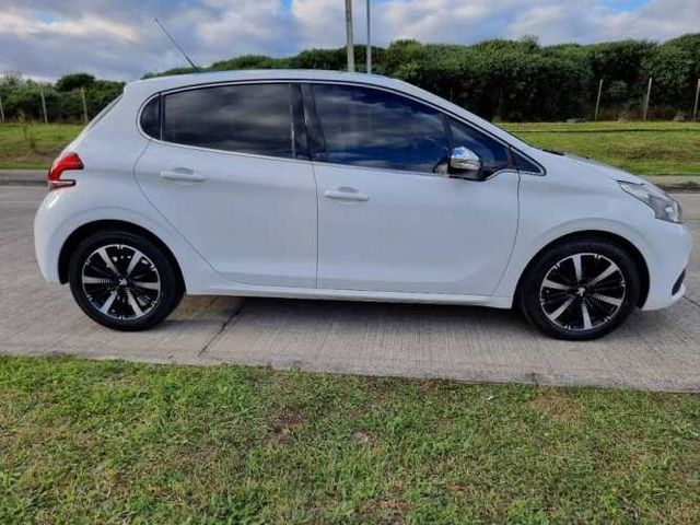Peugeot 208 bluehdi 100 hp. 1.6 fabricado en Francia. Version allure. Año 2019. Mecánico caja 5 vel. Full. Equipo.