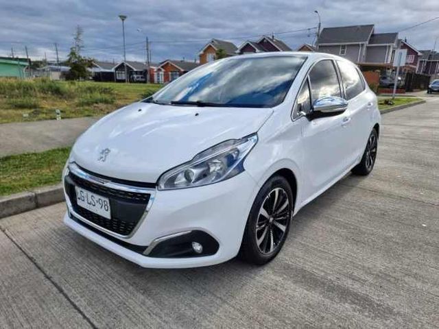 Peugeot 208 bluehdi 100 hp. 1.6 fabricado en Francia. Version allure. Año 2019. Mecánico caja 5 vel. Full. Equipo.