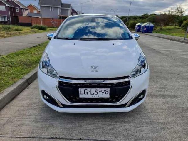 Peugeot 208 bluehdi 100 hp. 1.6 fabricado en Francia. Version allure. Año 2019. Mecánico caja 5 vel. Full. Equipo.