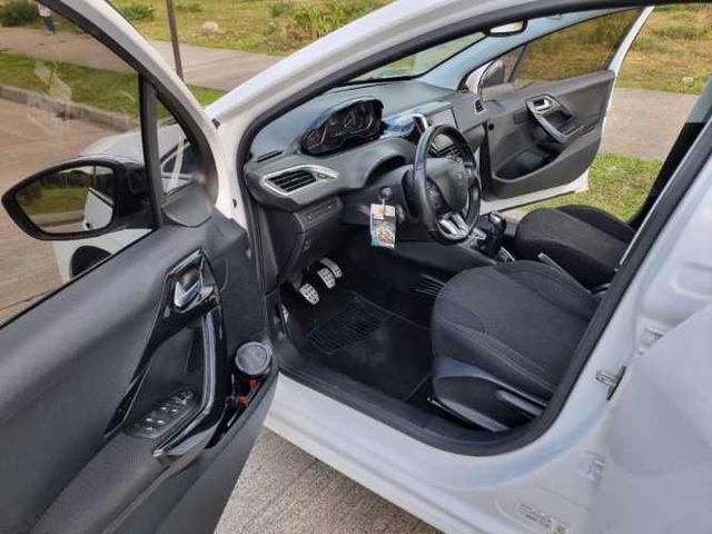 Peugeot 208 bluehdi 100 hp. 1.6 fabricado en Francia. Version allure. Año 2019. Mecánico caja 5 vel. Full. Equipo.