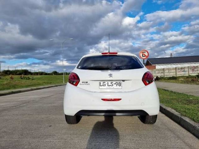 Peugeot 208 bluehdi 100 hp. 1.6 fabricado en Francia. Version allure. Año 2019. Mecánico caja 5 vel. Full. Equipo.