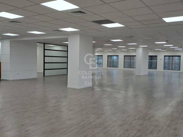 Amplia y moderna oficina en sector El Golf