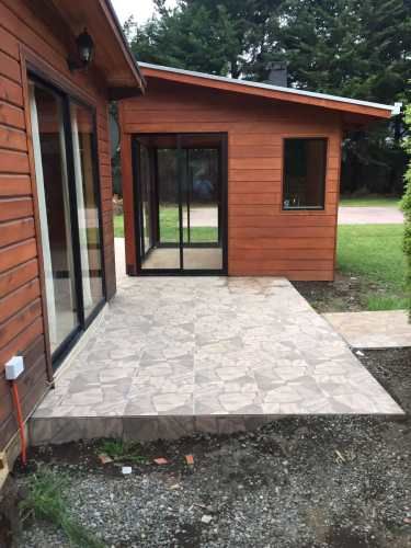 Pucón, amplias cabañas, piscinas, quinchos, tenis