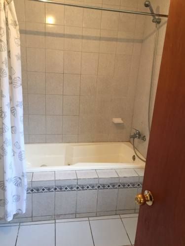 Pucón, amplias cabañas, piscinas, quinchos, tenis