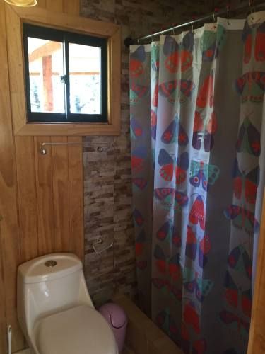 Pucón, amplias cabañas, piscinas, quinchos, tenis