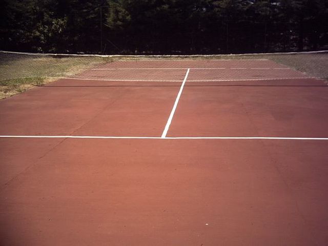 Pucón, amplias cabañas, piscinas, quinchos, tenis