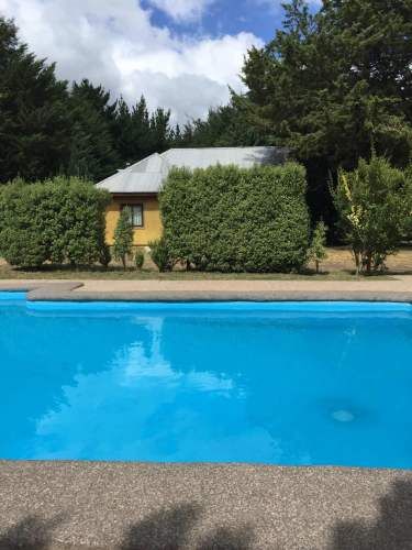 Pucón, amplias cabañas, piscinas, quinchos, tenis
