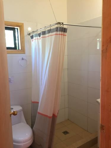 Pucón, amplias cabañas, piscinas, quinchos, tenis