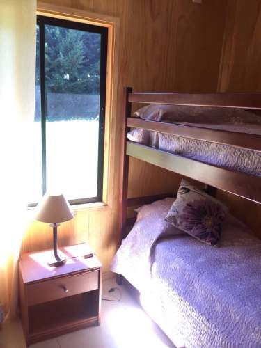 Pucón, amplias cabañas, piscinas, quinchos, tenis