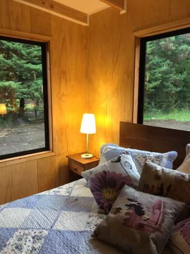 Pucón, amplias cabañas, piscinas, quinchos, tenis